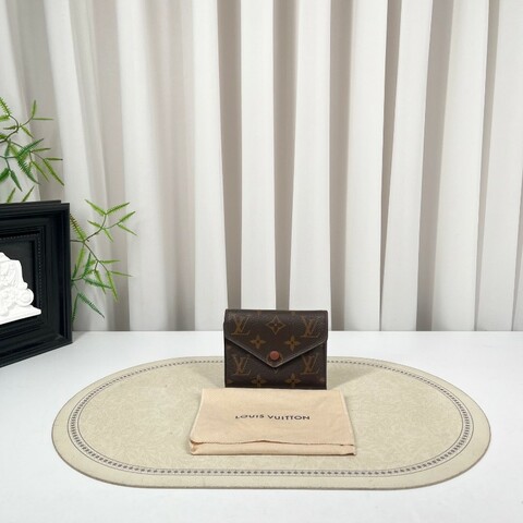 LV路易威登 老花短款三折疊豆豆錢包 經典老花配棕色內裡 內裡有隔層 可放現金