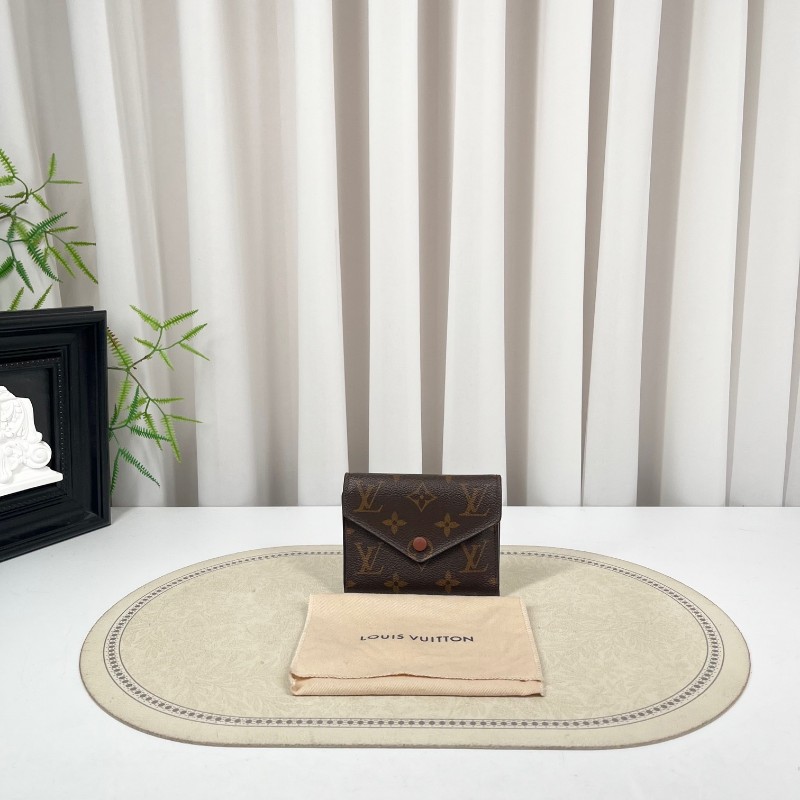 LV路易威登 老花短款三折疊豆豆錢包 經典老花配棕色內裡 內裡有隔層 可放現金-5