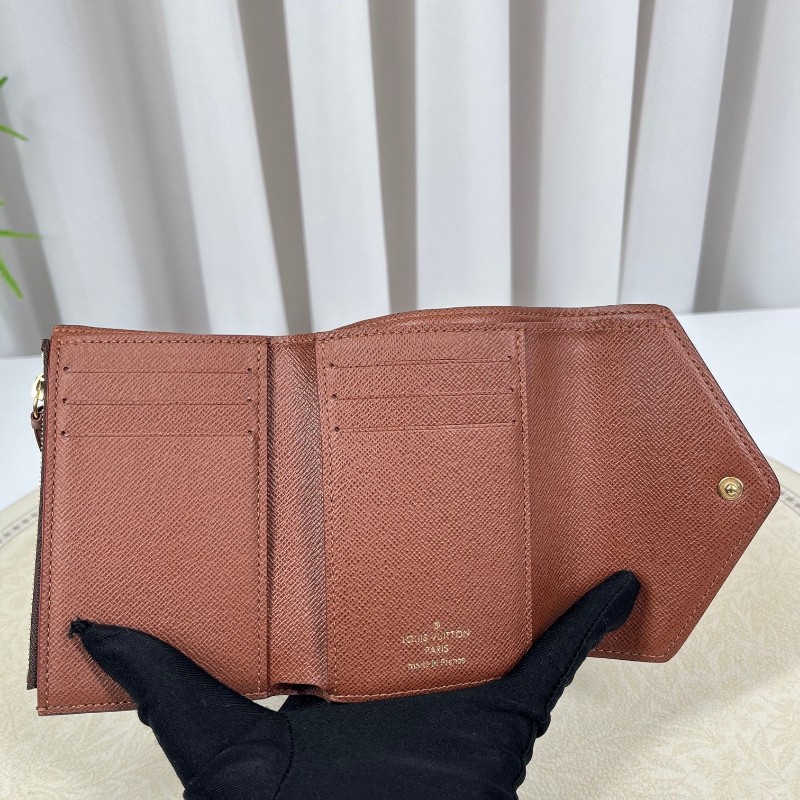 LV路易威登 老花短款三折疊豆豆錢包 經典老花配棕色內裡 內裡有隔層 可放現金-11