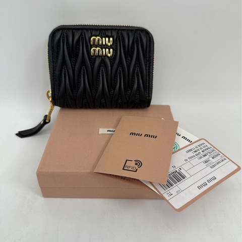 miu miu黑羊皮抓皺 ㄇ拉4卡卡包