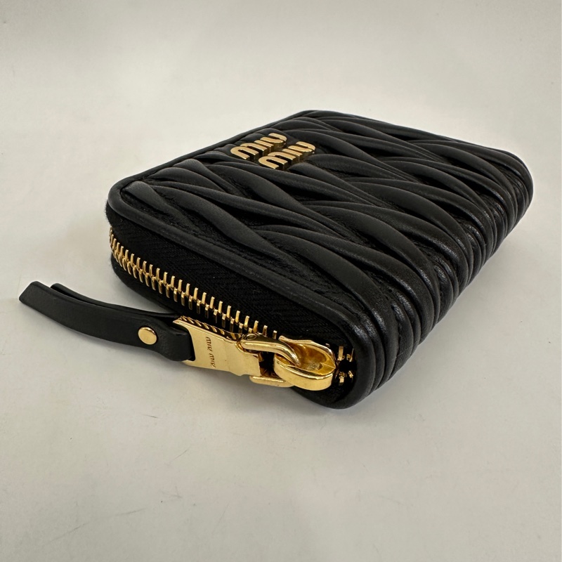 miu miu黑羊皮抓皺 ㄇ拉4卡卡包-1