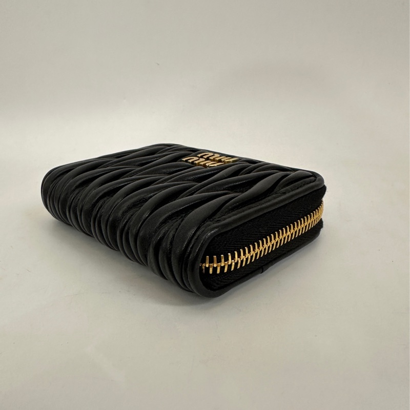 miu miu黑羊皮抓皺 ㄇ拉4卡卡包-2