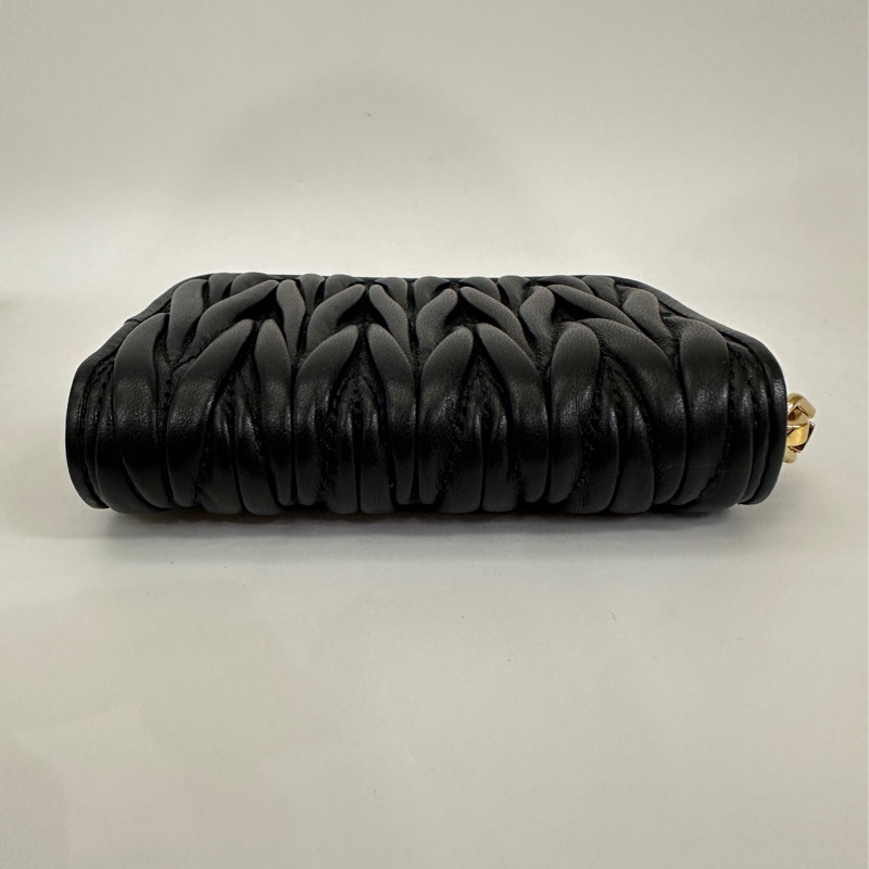 miu miu黑羊皮抓皺 ㄇ拉4卡卡包-3