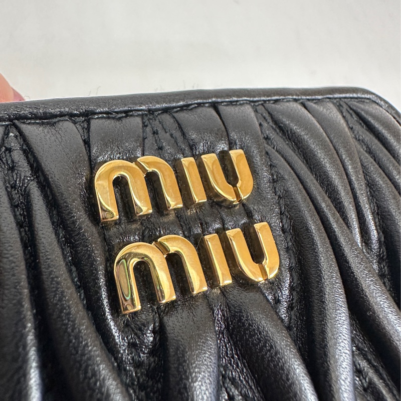 miu miu黑羊皮抓皺 ㄇ拉4卡卡包-6
