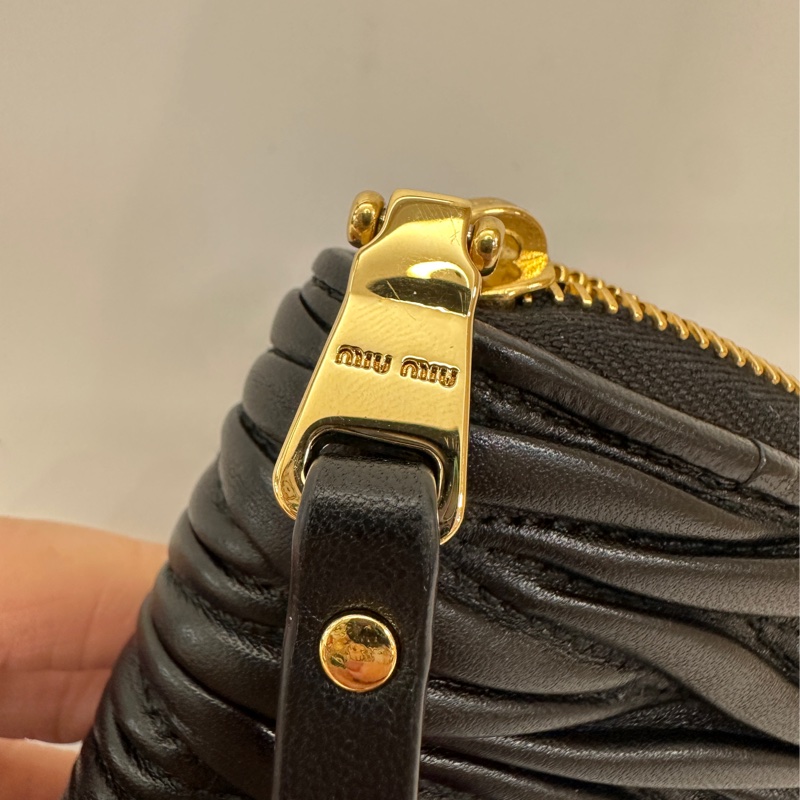 miu miu黑羊皮抓皺 ㄇ拉4卡卡包-7