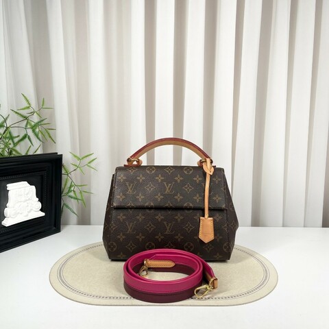 sh zym LV路易威登 Cluny克魯尼BB 老花手提包 經典老花圖案 配可拆卸寬肩帶 手提單肩都可以 容量實用 日常百搭