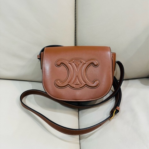 CELINE 賽琳 Triomphe Folco 凱旋門小牛皮斜背馬鞍包/棕色款/二手美品