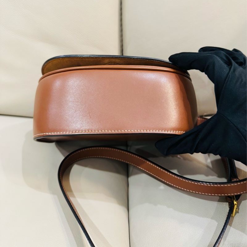 CELINE 賽琳 Triomphe Folco 凱旋門小牛皮斜背馬鞍包/棕色款/二手美品-2