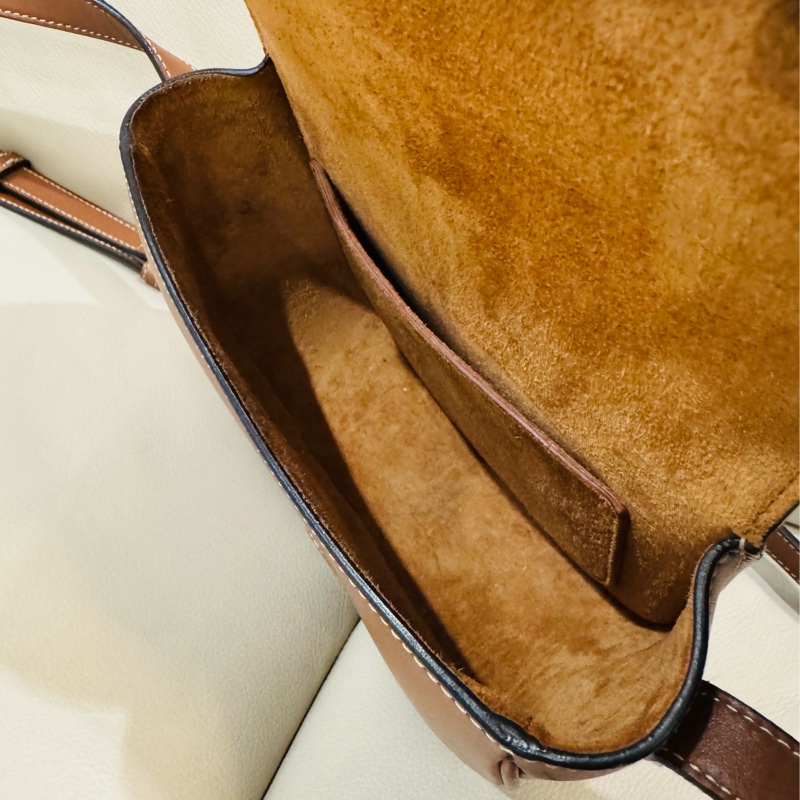 CELINE 賽琳 Triomphe Folco 凱旋門小牛皮斜背馬鞍包/棕色款/二手美品-6