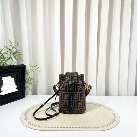 sh zym Fendi芬迪 Mon Tresor老花水桶包 抽繩設計方便又實用 包型立挺 容量適中 適合日常通勤使用 時尚百搭