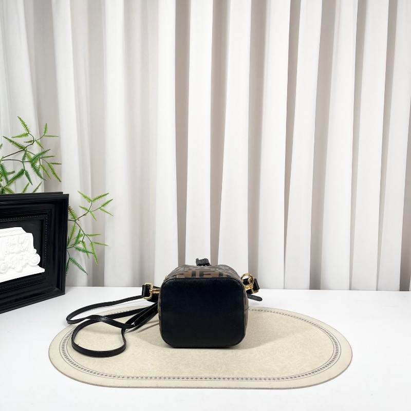 sh zym Fendi芬迪 Mon Tresor老花水桶包 抽繩設計方便又實用 包型立挺 容量適中 適合日常通勤使用 時尚百搭-2