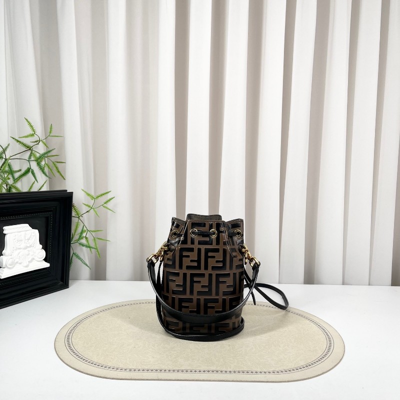 sh zym Fendi芬迪 Mon Tresor老花水桶包 抽繩設計方便又實用 包型立挺 容量適中 適合日常通勤使用 時尚百搭-6