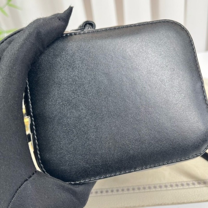 sh zym Fendi芬迪 Mon Tresor老花水桶包 抽繩設計方便又實用 包型立挺 容量適中 適合日常通勤使用 時尚百搭-8