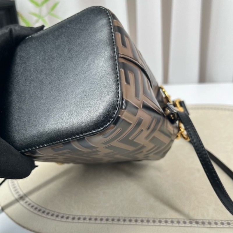 sh zym Fendi芬迪 Mon Tresor老花水桶包 抽繩設計方便又實用 包型立挺 容量適中 適合日常通勤使用 時尚百搭-9