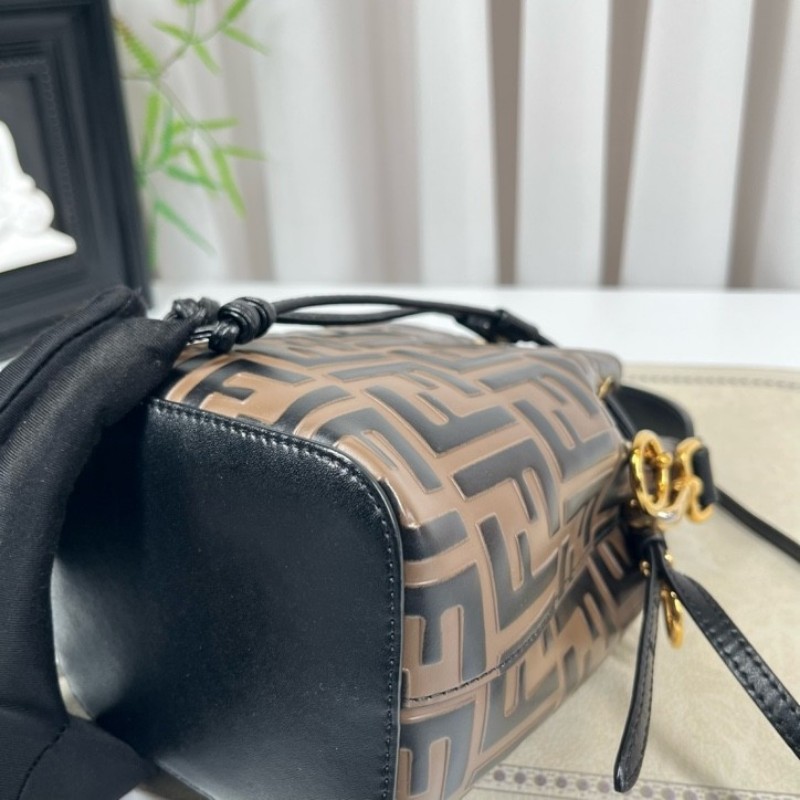 sh zym Fendi芬迪 Mon Tresor老花水桶包 抽繩設計方便又實用 包型立挺 容量適中 適合日常通勤使用 時尚百搭-10