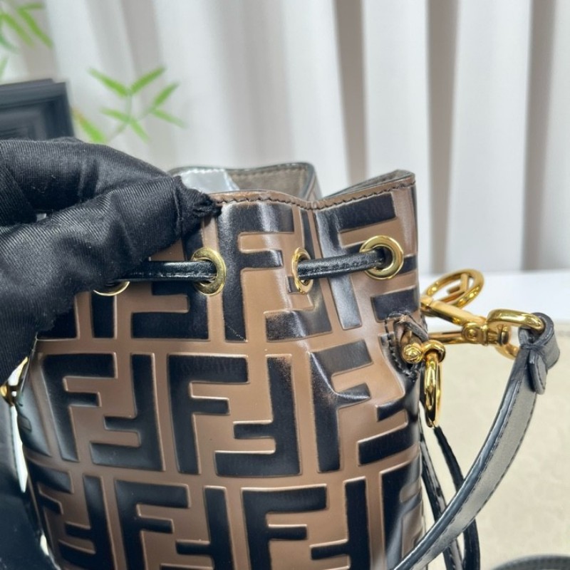 sh zym Fendi芬迪 Mon Tresor老花水桶包 抽繩設計方便又實用 包型立挺 容量適中 適合日常通勤使用 時尚百搭-12