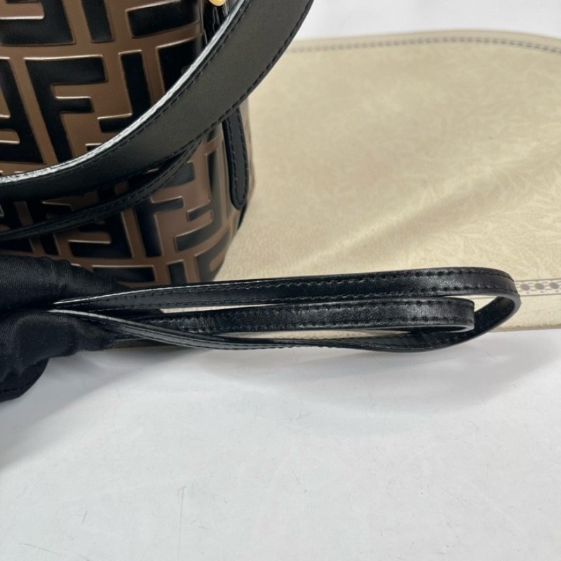 sh zym Fendi芬迪 Mon Tresor老花水桶包 抽繩設計方便又實用 包型立挺 容量適中 適合日常通勤使用 時尚百搭-13