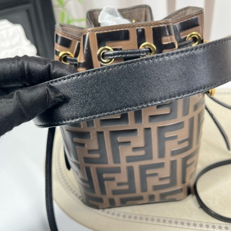 sh zym Fendi芬迪 Mon Tresor老花水桶包 抽繩設計方便又實用 包型立挺 容量適中 適合日常通勤使用 時尚百搭-14