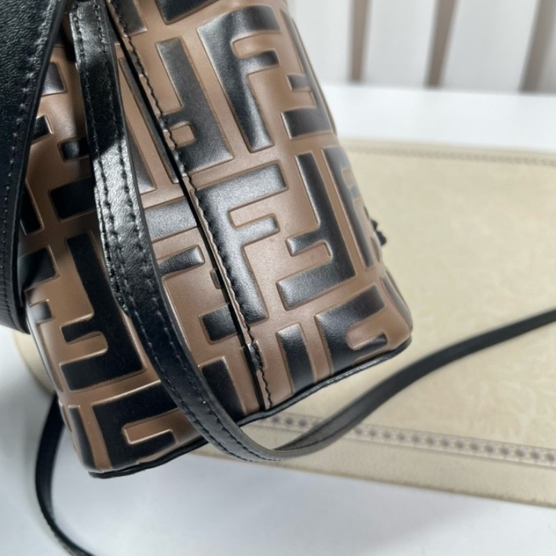 sh zym Fendi芬迪 Mon Tresor老花水桶包 抽繩設計方便又實用 包型立挺 容量適中 適合日常通勤使用 時尚百搭-15