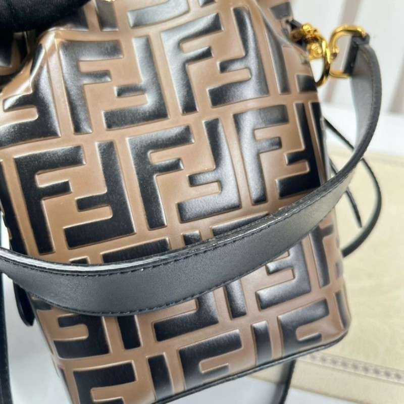 sh zym Fendi芬迪 Mon Tresor老花水桶包 抽繩設計方便又實用 包型立挺 容量適中 適合日常通勤使用 時尚百搭-16