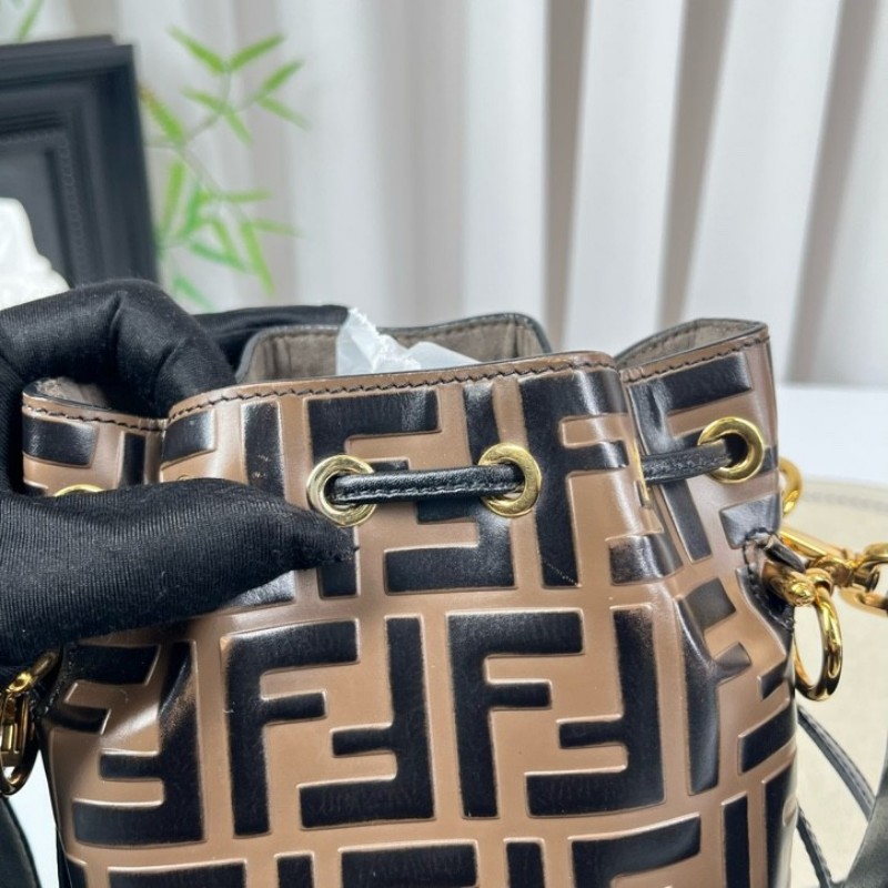 sh zym Fendi芬迪 Mon Tresor老花水桶包 抽繩設計方便又實用 包型立挺 容量適中 適合日常通勤使用 時尚百搭-17