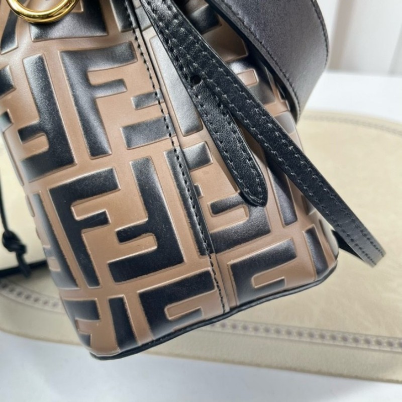 sh zym Fendi芬迪 Mon Tresor老花水桶包 抽繩設計方便又實用 包型立挺 容量適中 適合日常通勤使用 時尚百搭-18