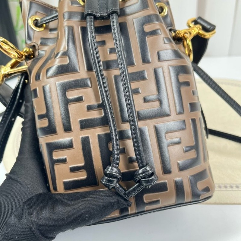 sh zym Fendi芬迪 Mon Tresor老花水桶包 抽繩設計方便又實用 包型立挺 容量適中 適合日常通勤使用 時尚百搭-21