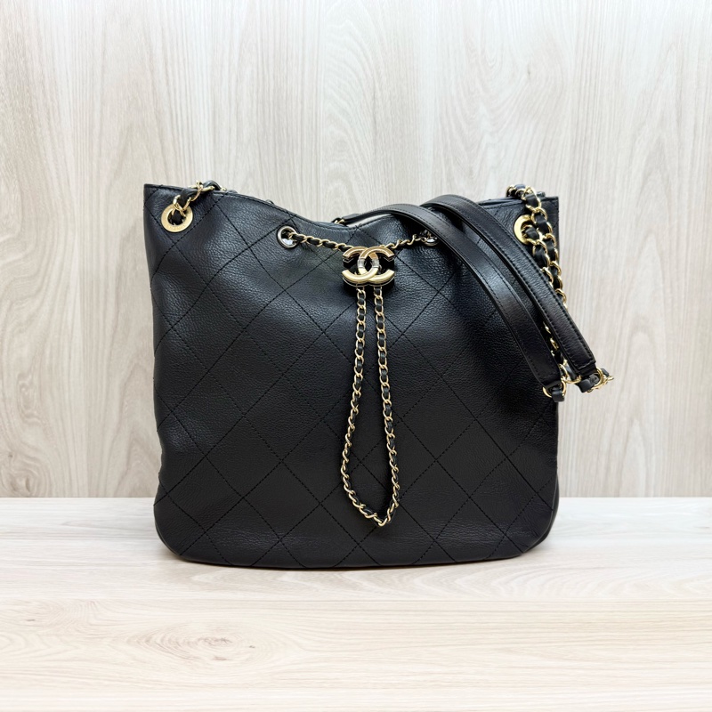 CHANEL🖤黑牛皮Bucket束口Hobo Bag AS0946-1