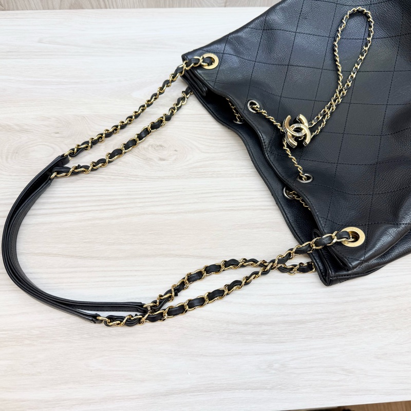 CHANEL🖤黑牛皮Bucket束口Hobo Bag AS0946-11