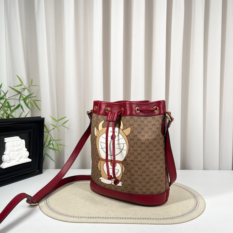 GUCCI古馳 哆啦A夢聯名水桶包單肩斜挎包 可愛百搭 牛年限定款 肩帶可調節 容量超級大-1