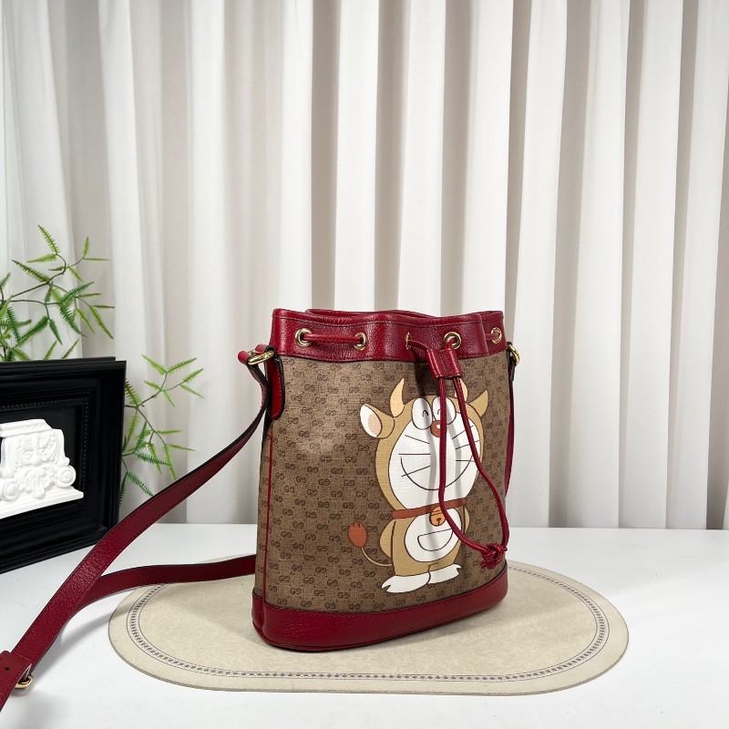 GUCCI古馳 哆啦A夢聯名水桶包單肩斜挎包 可愛百搭 牛年限定款 肩帶可調節 容量超級大-2