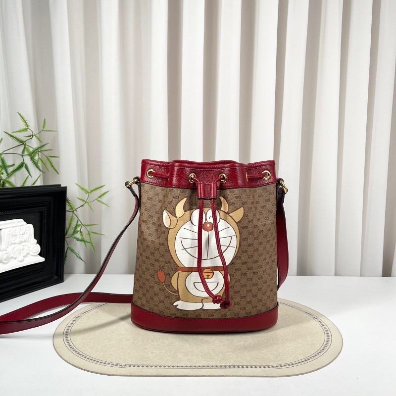 GUCCI古馳 哆啦A夢聯名水桶包單肩斜挎包 可愛百搭 牛年限定款 肩帶可調節 容量超級大-5