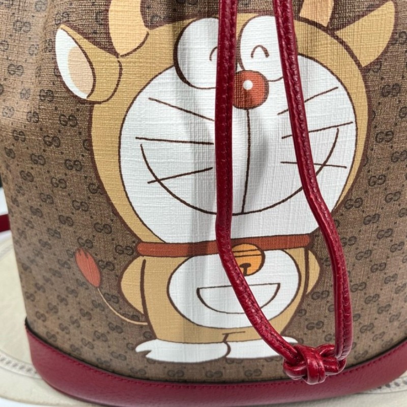 GUCCI古馳 哆啦A夢聯名水桶包單肩斜挎包 可愛百搭 牛年限定款 肩帶可調節 容量超級大-12