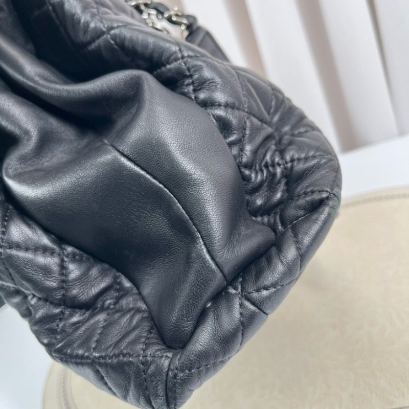 Chanel香奈兒 20開 菱格紋托特鏈條包 黑色羊皮菱格紋 搭配銀色鏈條 經典款式百搭 內裡空間大 多層隔層設計-14