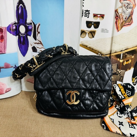 香奈兒黑金麻花腋下包，經典黑色牛皮+金色雙C Logo，菱格紋縫線超有質感