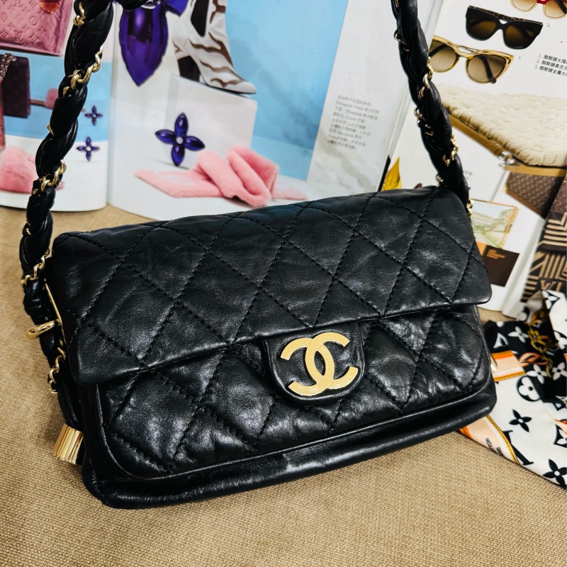 香奈兒黑金麻花腋下包,經典黑色牛皮+金色雙C Logo,菱格紋縫線超有質感-1