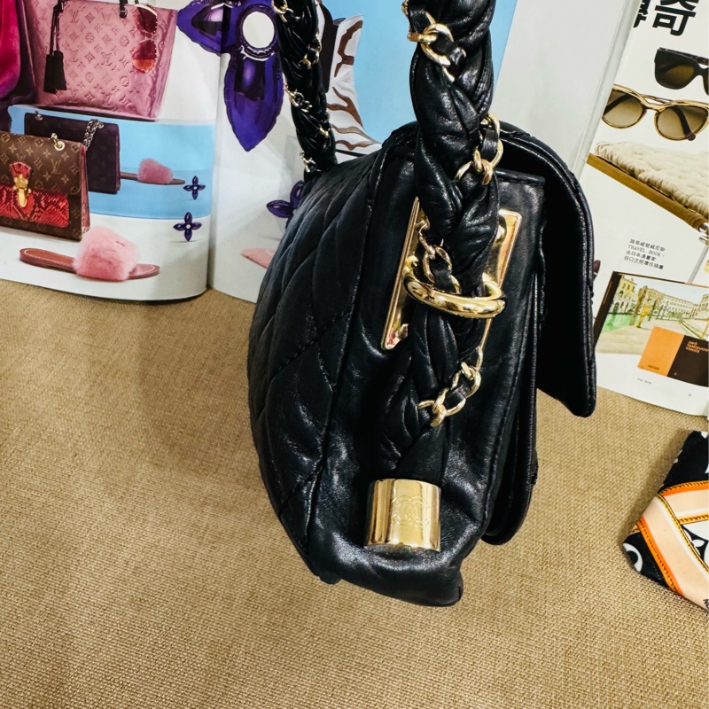 香奈兒黑金麻花腋下包,經典黑色牛皮+金色雙C Logo,菱格紋縫線超有質感-2