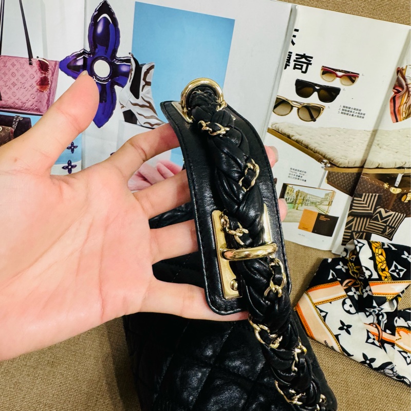 香奈兒黑金麻花腋下包,經典黑色牛皮+金色雙C Logo,菱格紋縫線超有質感-3