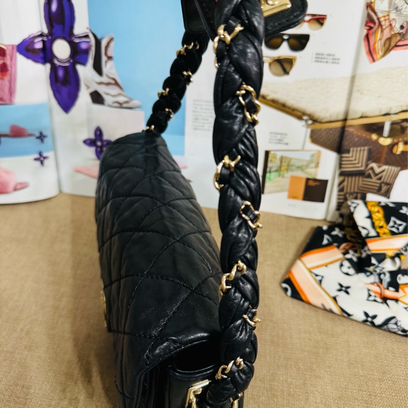 香奈兒黑金麻花腋下包,經典黑色牛皮+金色雙C Logo,菱格紋縫線超有質感-4