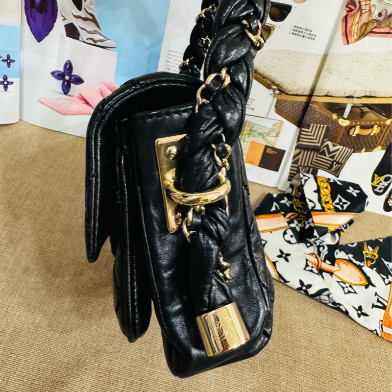 香奈兒黑金麻花腋下包,經典黑色牛皮+金色雙C Logo,菱格紋縫線超有質感-5