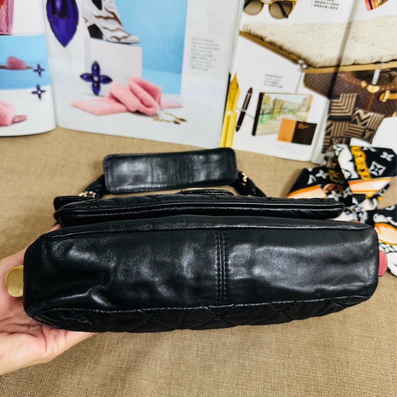 香奈兒黑金麻花腋下包,經典黑色牛皮+金色雙C Logo,菱格紋縫線超有質感-7