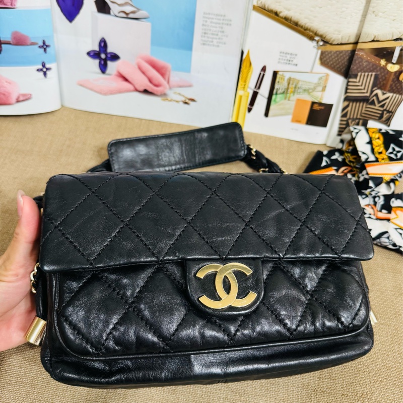 香奈兒黑金麻花腋下包,經典黑色牛皮+金色雙C Logo,菱格紋縫線超有質感-8