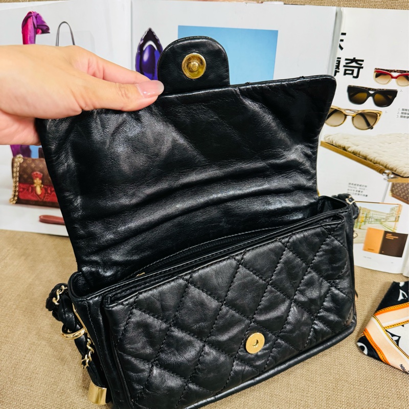 香奈兒黑金麻花腋下包,經典黑色牛皮+金色雙C Logo,菱格紋縫線超有質感-9