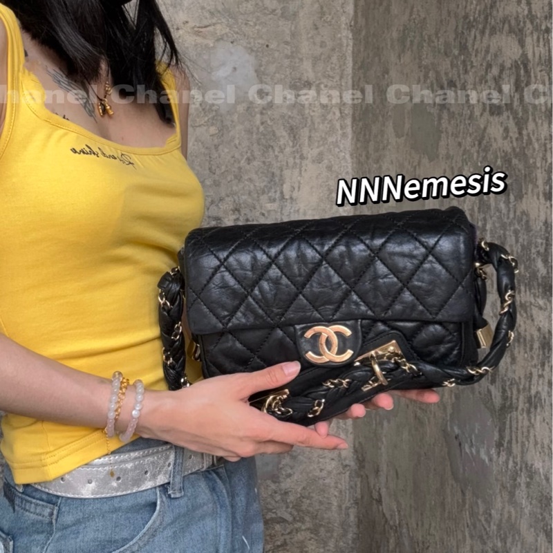 香奈兒黑金麻花腋下包,經典黑色牛皮+金色雙C Logo,菱格紋縫線超有質感-13