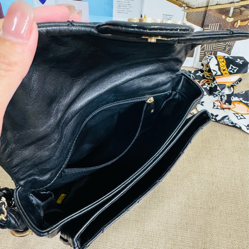 香奈兒黑金麻花腋下包,經典黑色牛皮+金色雙C Logo,菱格紋縫線超有質感-16