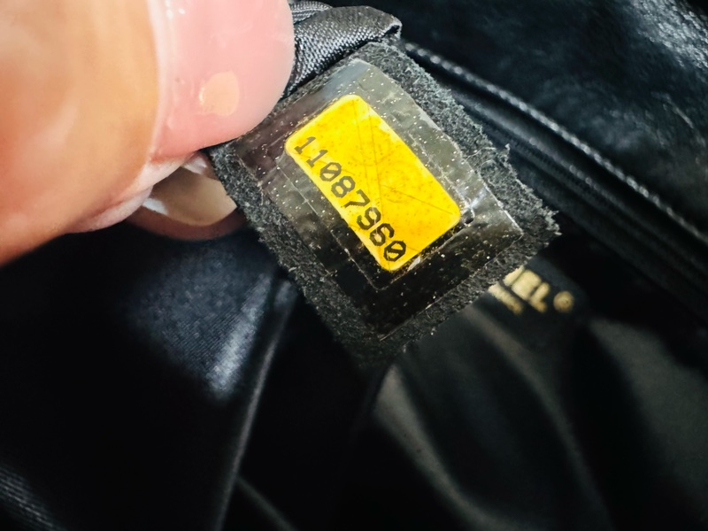 香奈兒黑金麻花腋下包,經典黑色牛皮+金色雙C Logo,菱格紋縫線超有質感-17