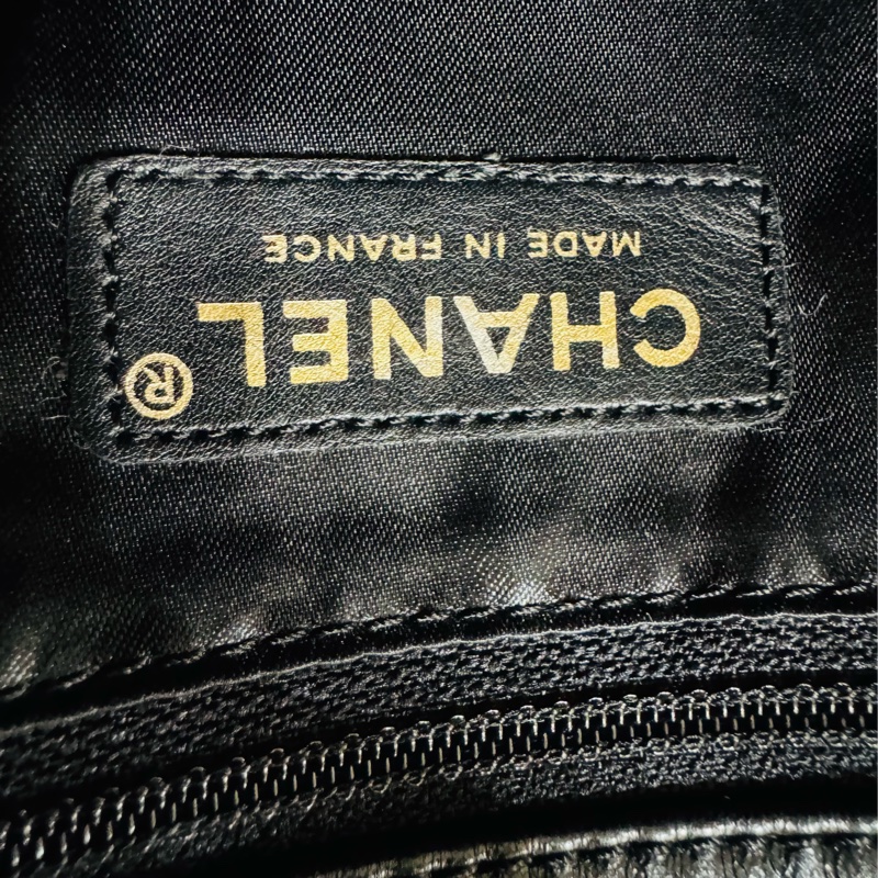 香奈兒黑金麻花腋下包,經典黑色牛皮+金色雙C Logo,菱格紋縫線超有質感-18