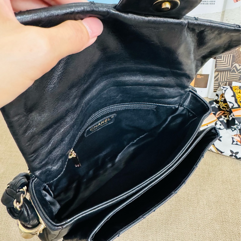 香奈兒黑金麻花腋下包,經典黑色牛皮+金色雙C Logo,菱格紋縫線超有質感-21