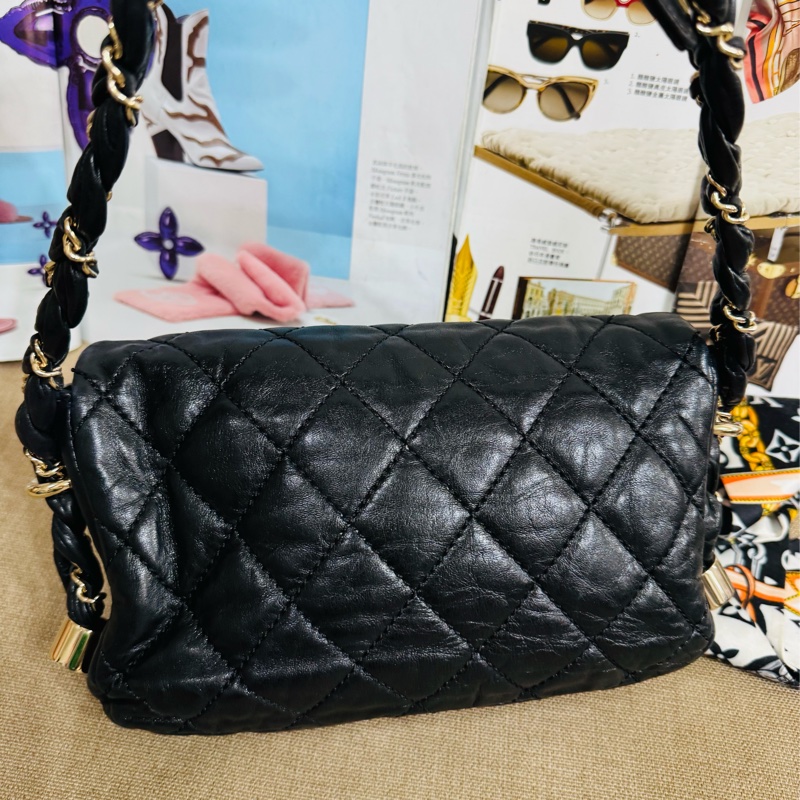 香奈兒黑金麻花腋下包,經典黑色牛皮+金色雙C Logo,菱格紋縫線超有質感-23