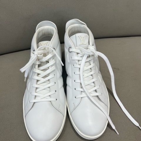 LV路易威登白色牛皮高幫板鞋，經典款式，時尚百搭。尺碼5.5碼約39.5碼